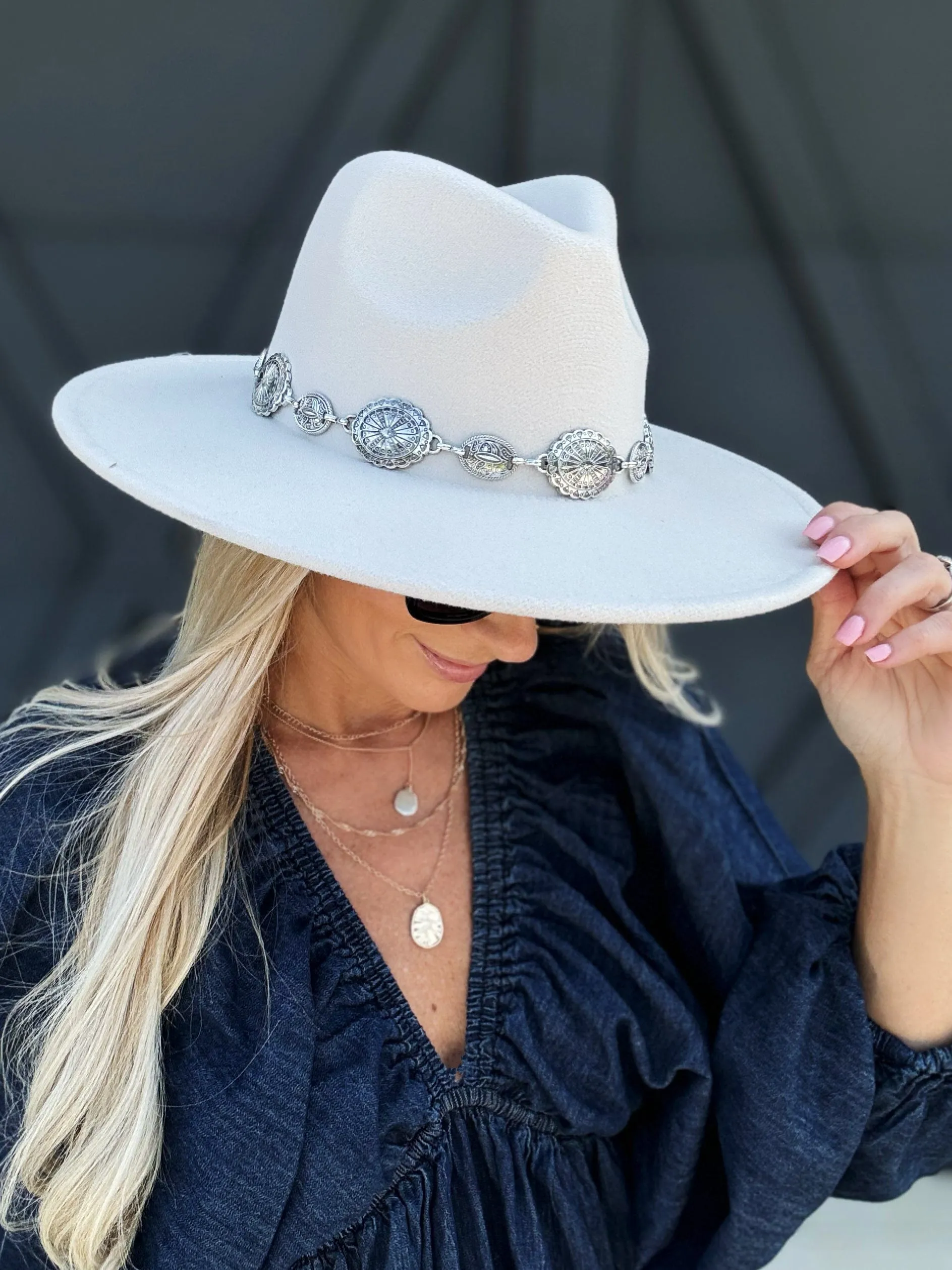 Oval Conch Chain Hat In Multi