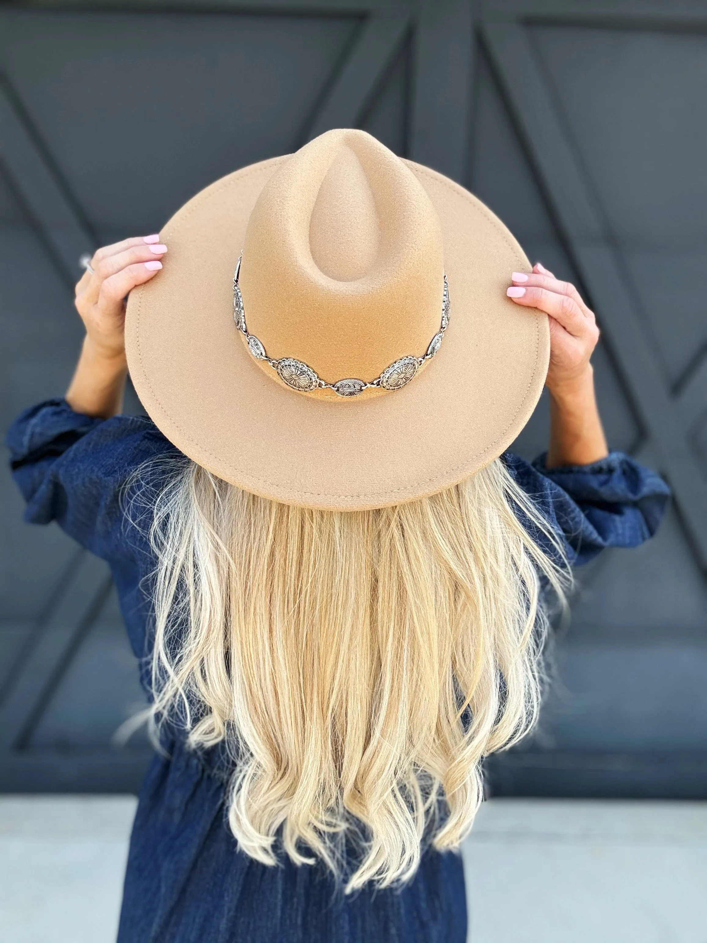 Oval Conch Chain Hat In Multi