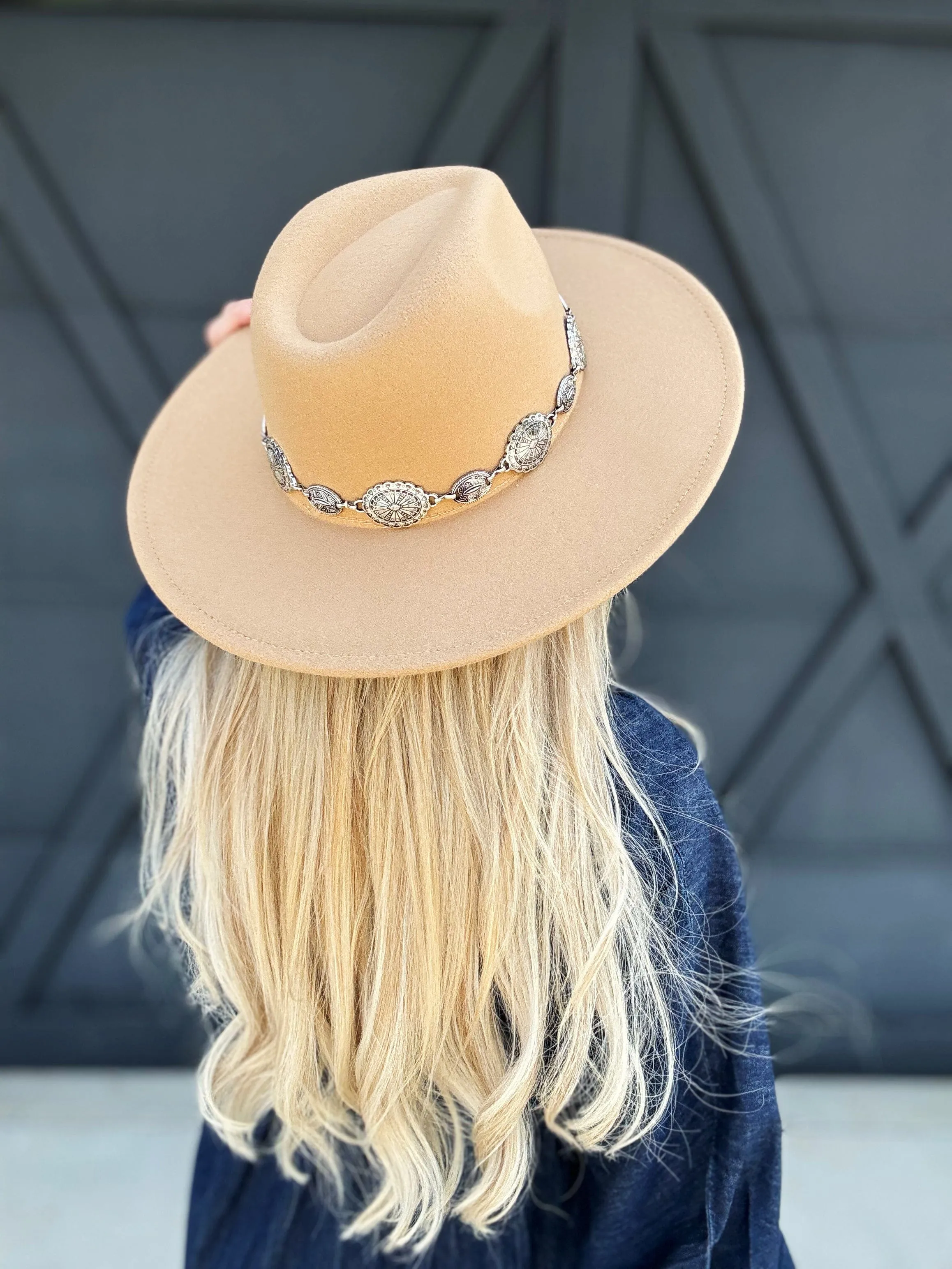 Oval Conch Chain Hat In Multi