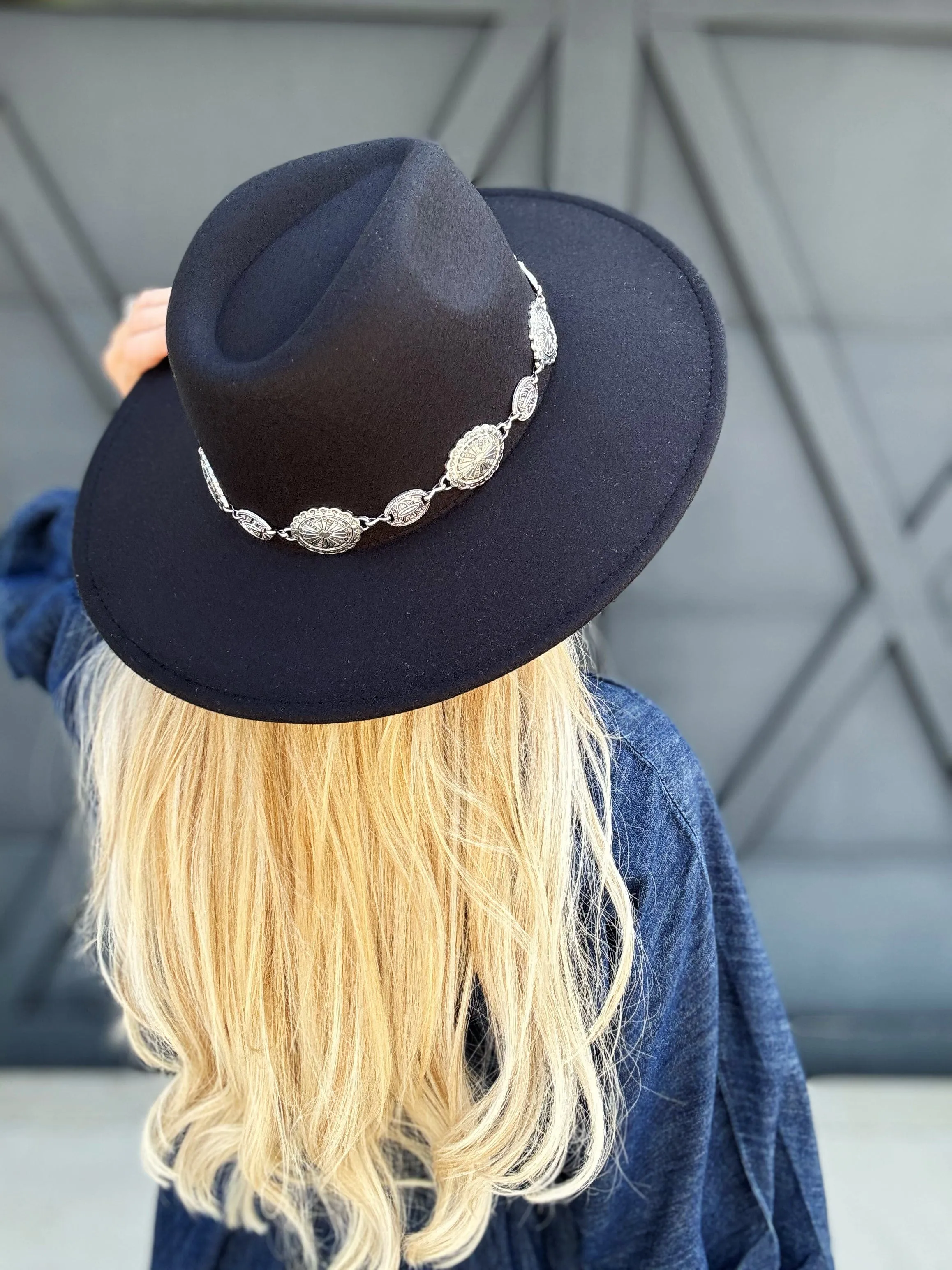 Oval Conch Chain Hat In Multi